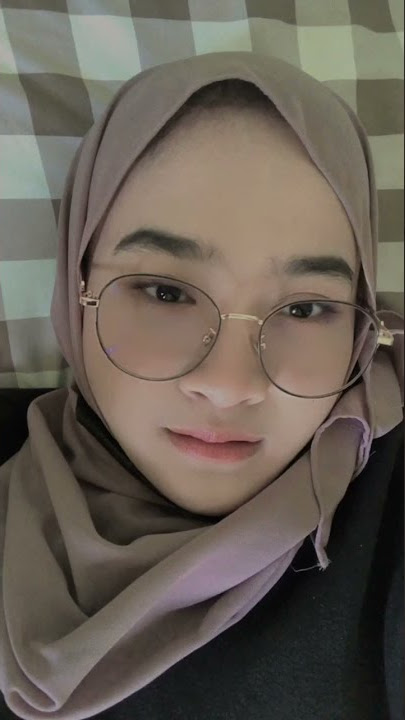 cantik spam pake kacamata