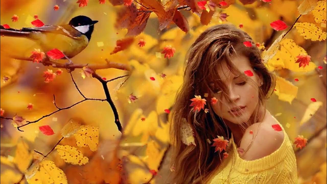 Кленовый лист в руке. Осень женщина грусть. Она была как осень вся. Расставание осенью. Осень грусть.