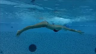 Becky pesciolino apprendista delfino. Butterfly swimming  beginners (Kodak Playsport test) screenshot 3