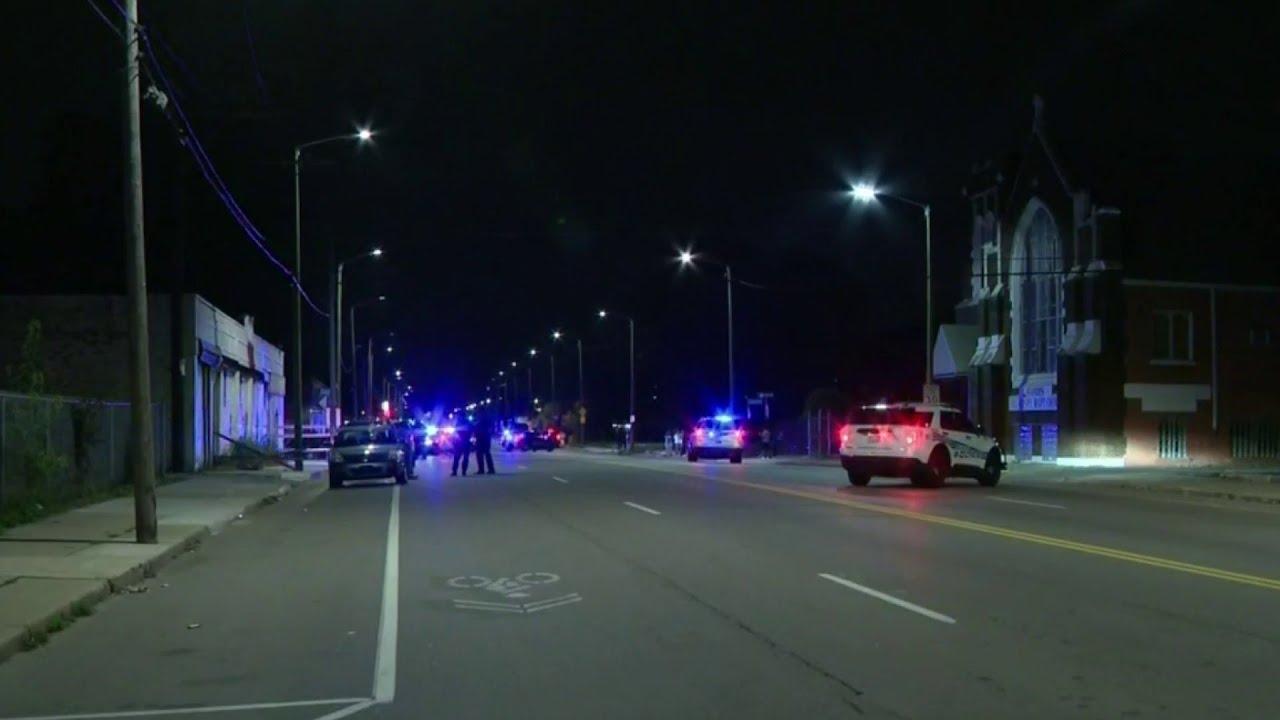 2 Detroit police officers and a driver injured in crash - YouTube