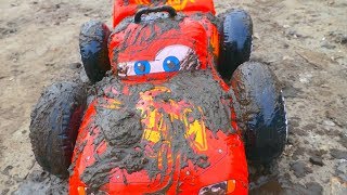 Nika and Leo plays Inflatable car wash with Cleaning Toys Resimi