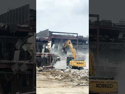 Cloverleaf Middle School Demo Day 4 July 5, 2024 #cloverleaf #school #demolition #demo #construct