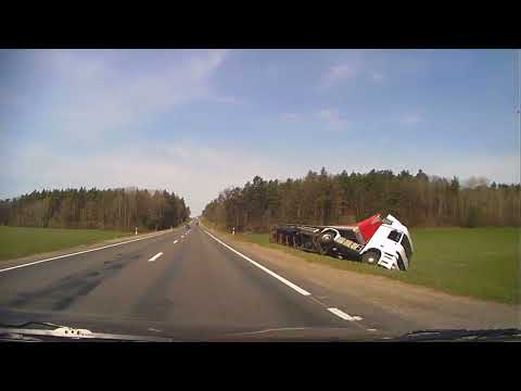 Фура на боку
