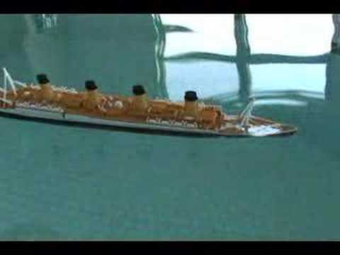Model Titanic Sinks