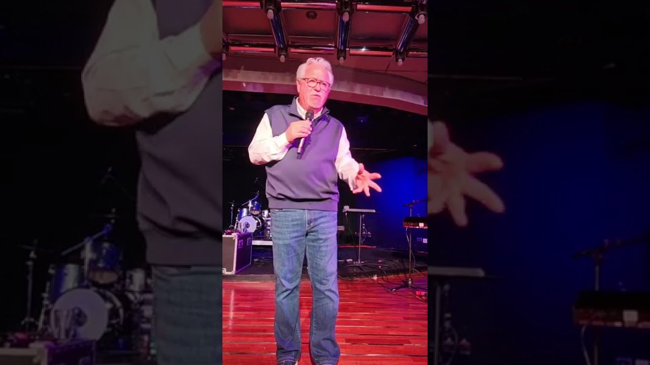 Деннис Сванберг, комик, выступавший в круизе «Singing at Sea».