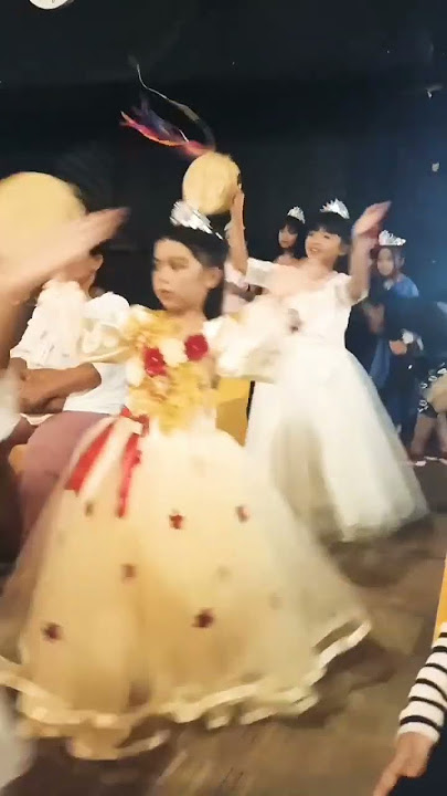 Anak menari di opening natal sekolah minggu