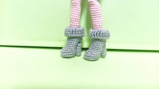 Crochet high heel shoes for dolls. Crochet Barbie doll shoes.