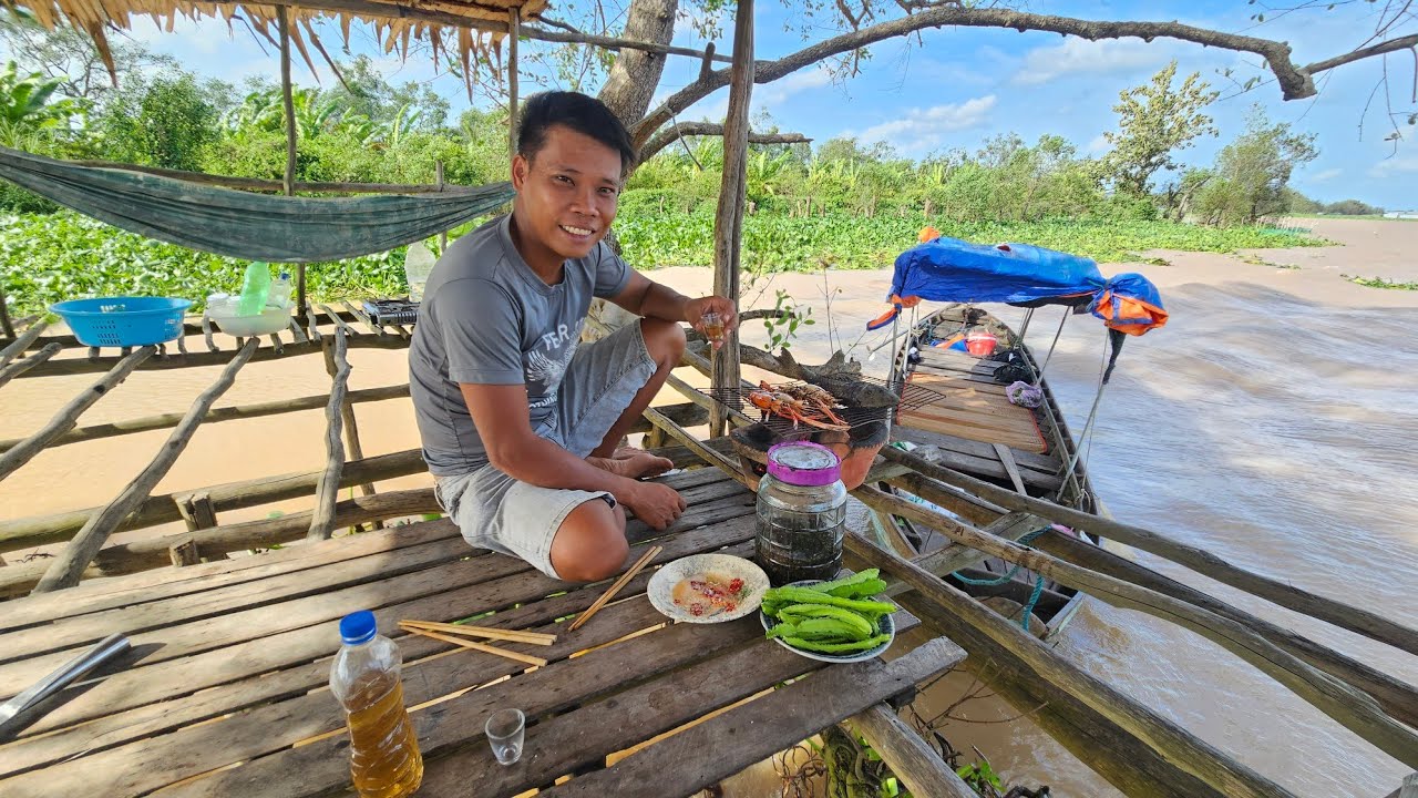 Mò được bầy tôm càng giữa cơn sóng lớn sông Mê Kông | Khói Bếp - Tv 227#