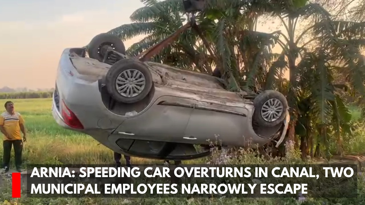 Arnia: Speeding car overturns in canal, two municipal employees narrowly escape