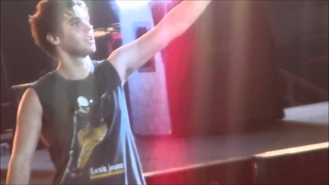 5SOS Final Bow and Ashton Carrying Luke Off Stage - ROWYSO Auburn Hills 8/19/15