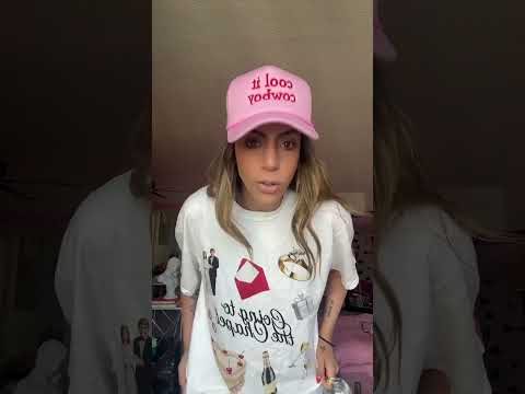 זה הטי המושלם עבור כל הכלות של 2025 בנוסף זה הרבה יותר חמוד מסתם חולצה שכתוב עליה הכלה 