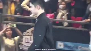 Nayeon Twice flying kiss to D.O EXO.