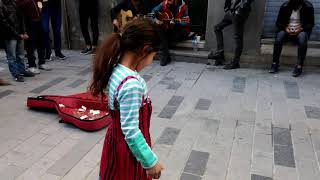 Taksimdeki Suriyeli Kızlardan Dans Kürtçe Eşliğinde