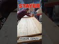 Lijando el tablero de la mesa con la lijadora de Stayer