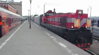 Тепловоз ТЭМ ТМХ-004 подаёт под посадку двухэтажный фирменный поезд №104 Москва – Адлер