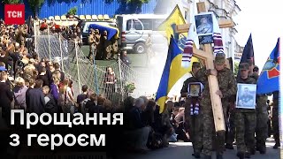 Прийшли прощатись сотні людей! У Вінниці поховали наймолодший захисник Азовсталі