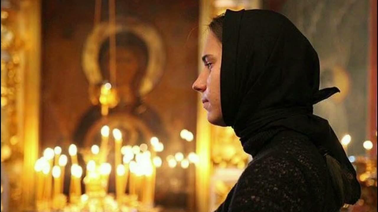 Молитва православной женщины. Девушка в церкви. Красивая девушка в храме. Православная девушка в храме. Православные молятся.