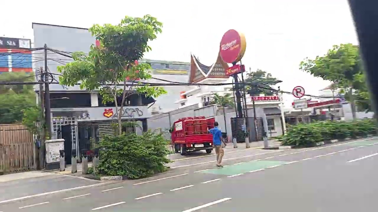 Jalan Pegangsaan menuju jalan Matraman Raya sisi timur. 