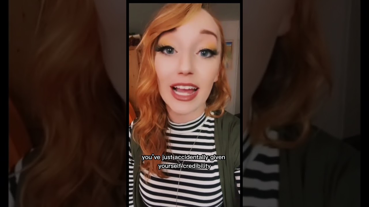 Почему она задает вам вопросы во время фильма