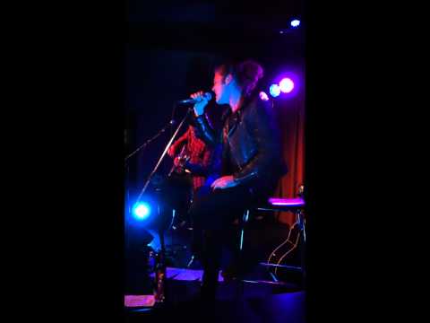 Daniel Merriweather covering Maybe I'm Amazed by P...