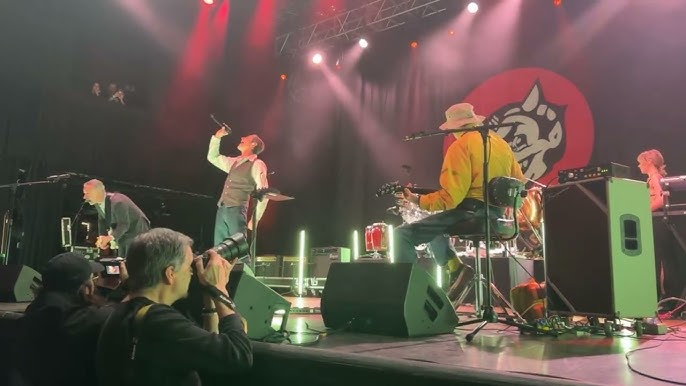 Jinsiy aloqa videosi uchun ayollarning sondan baland botinkalarida krossdresser