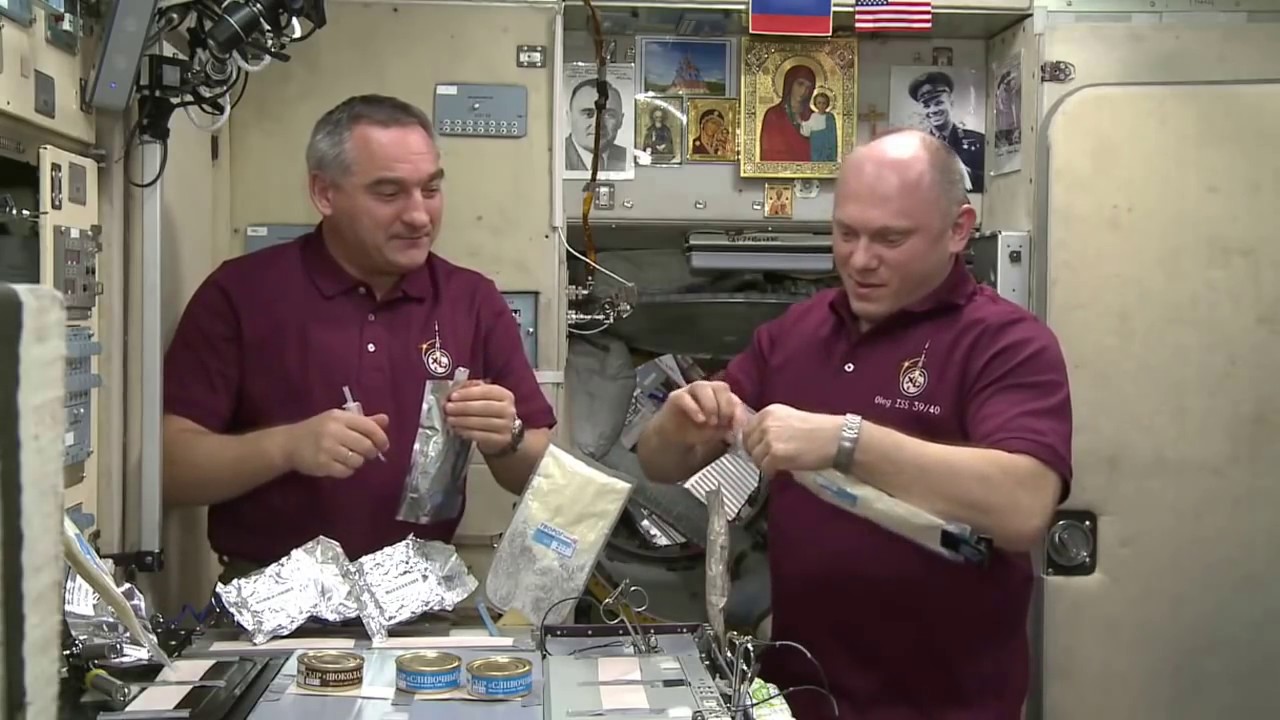 ⁣Наш космический завтрак - как питаются космонавты // Космическая еда //