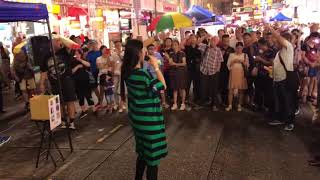 朋友「此時此地，變成了全旺角最靚的景點，好多好靚既螢光燈，雨中紛紛支持」(2017-09-03)香港街頭藝人及唱作音樂人彭梓嘉老師