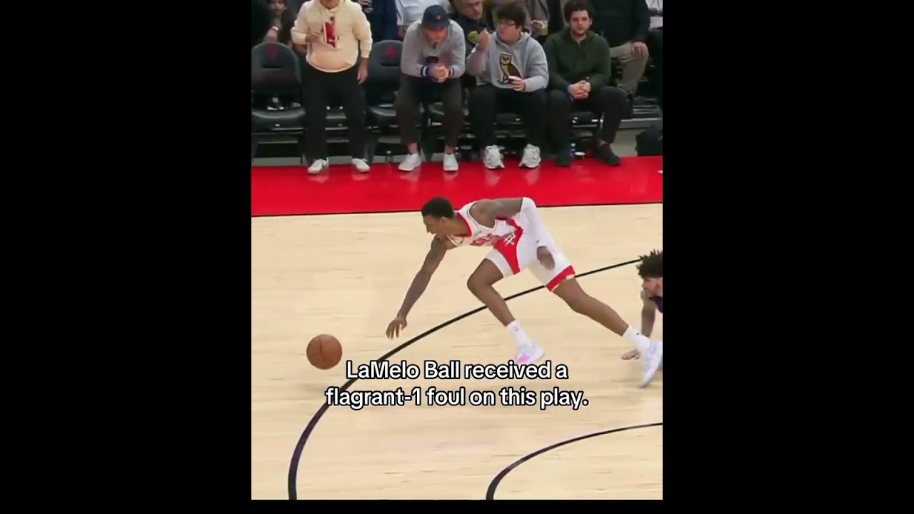 Ламело Болл получил фол первой степени за подножку Джабари Смиту-младшему.