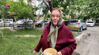 Коренная бакинка, каждое утро кормит бездомных кошек. 17.05.22. Баку