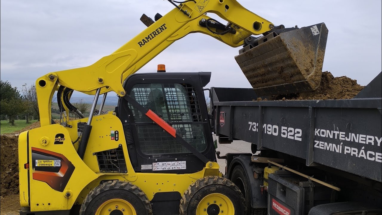 BOBCAT S530 - nakládka zeminy pro zásyp.