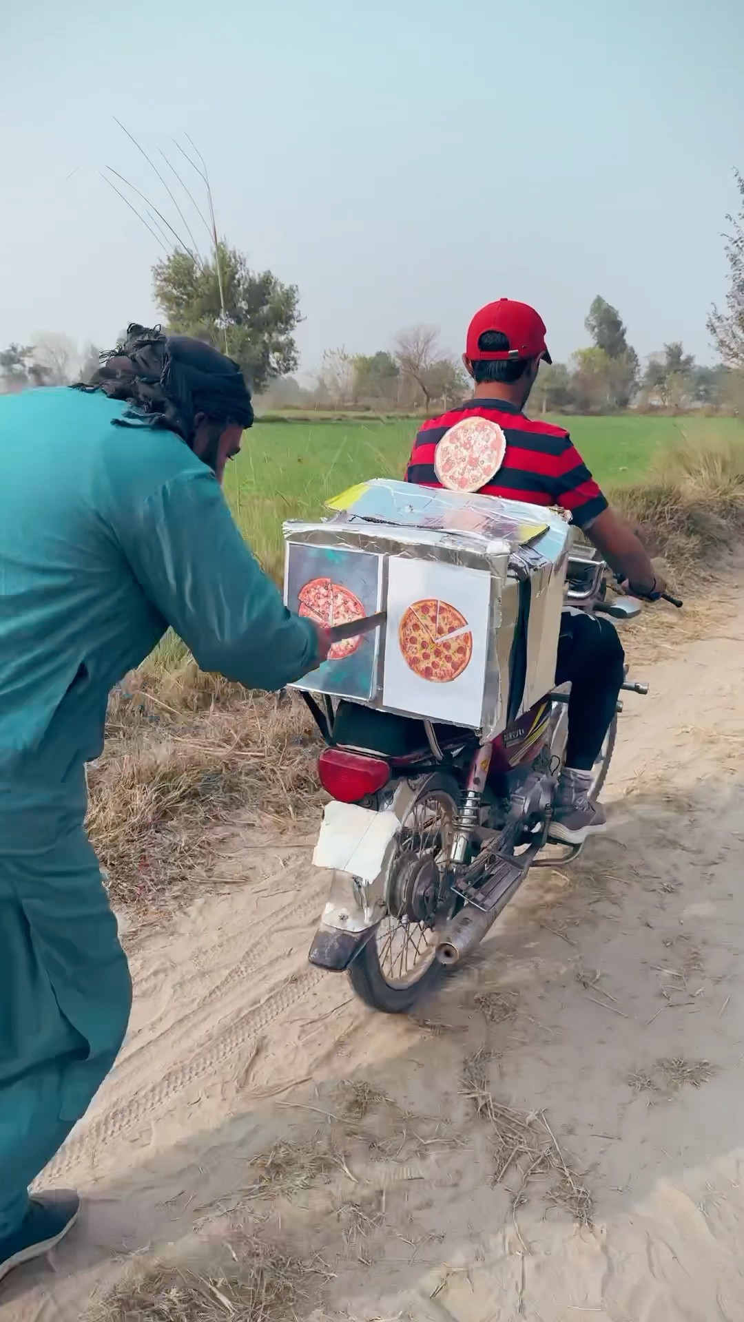 garib pizza waly ko loot lia ???