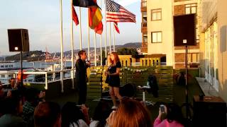 Video thumbnail of "Zahara e Ivan Ferreiro - Diecinueve (Maga) Live the roof, Vigo. 02/07/15."