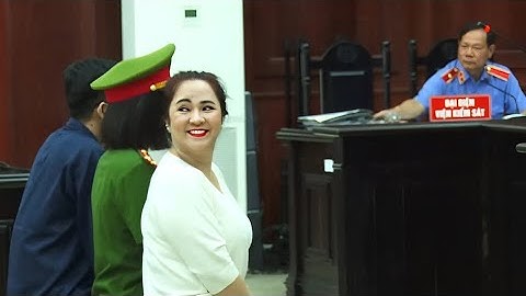 Bà Nguyễn Phương Hằng liên tục Bật Cười tại phòng xử phúc thẩm, Người dân ôm hoa đứng đợi trước toà