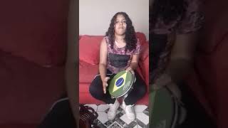 Mah Santos Tocando Divã Sem Compromisso