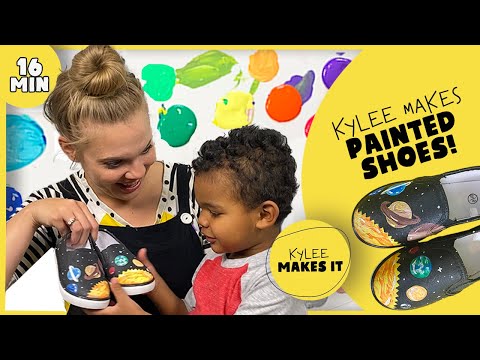Kylee는 페인트 신발을 만듭니다 (ko) | 키즈 아트 비디오 | 그린 태양계 행성 신발 | 공감에 대한 교훈