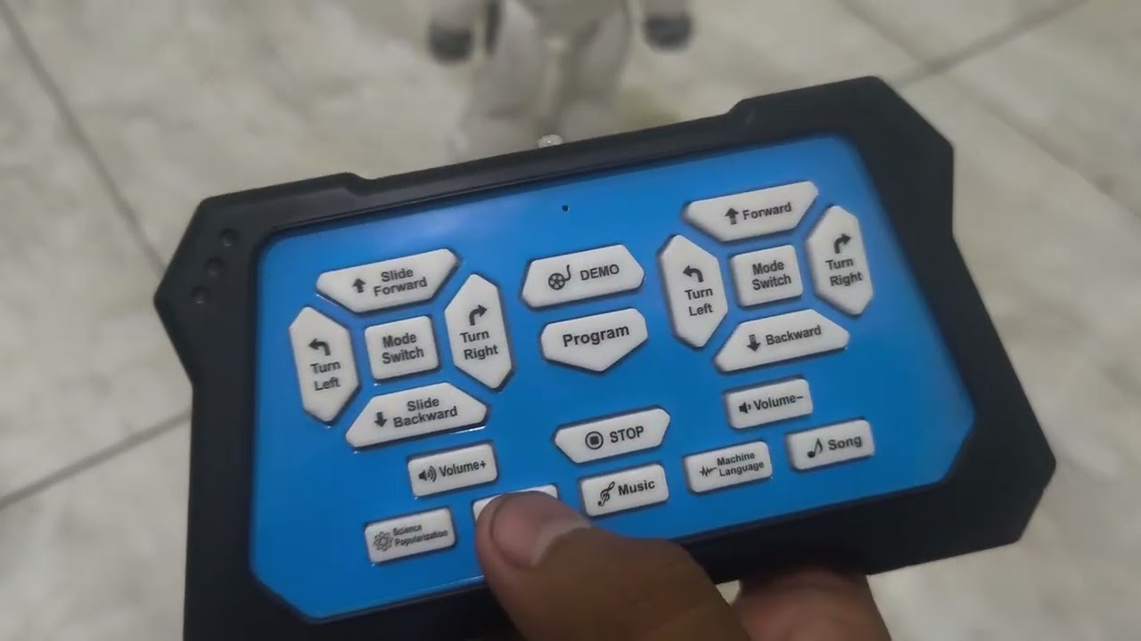 Memainkan remote robot JRC. 