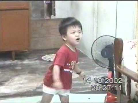 两 岁 周 杰 伦 唱 黑 色 幽 默.. .mpg