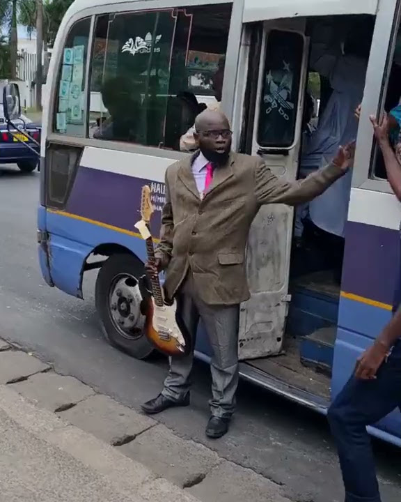 UTACHEKA MPOKI AKIPIGA DEBE KWENYE DALADALA