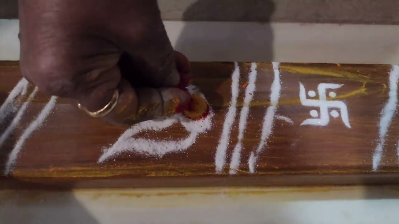 सकाळचा उंबरठा पूजा पूजा करत असलेला व्हिडिओ घेतलेला आहे छान वाटतो ना रामकृष्ण हरी शुभ रात्री🙏😍