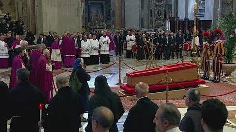 Mourners take final hours to pay respect to Pope Francis