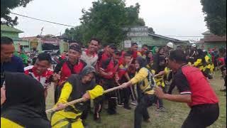 nyemangatin ibu2 yg tarik tambang sampe hbs suara