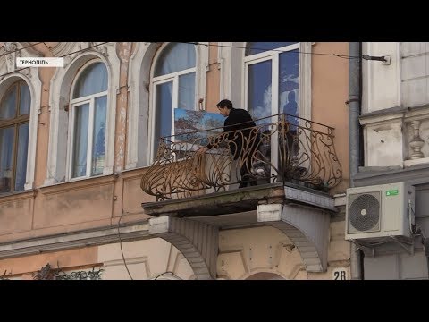 Художник влаштував “карантинну” виставку картин на балконі в Тернополі