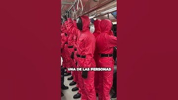 Guardia del Juego del Calamar se queda fuera del Metro de Turquía por error 🤡🤔 #Shorts