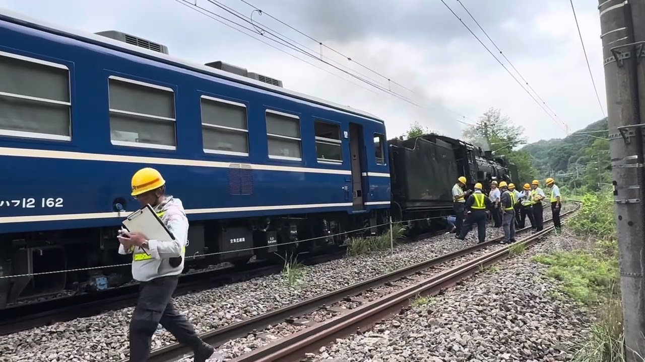 D51脱線したそうです😭昨日土砂で走れなかった上越線が心配でやってきたのにまさかこんなことに😭職員の皆様が必死に復旧作業してくださっています😭