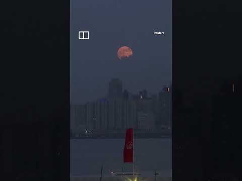 IN A MINUTE: Biggest supermoon of the year illuminates Hong Kong skyline #shorts