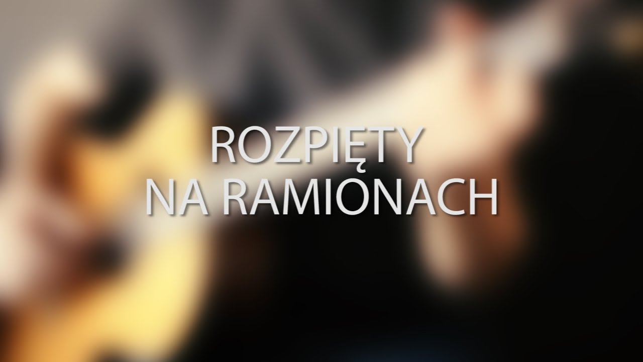 rozpięty na ramionach tekst