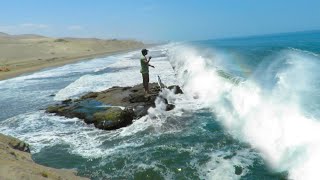 ¡IMPRECIONANTE!  Poco son los HOMBRES que se atreven a PESCAR en esta ISLA - Pesca extrema