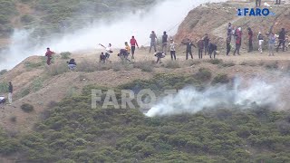 Lanzamiento de botes de humo, subsaharianos saltando la valla: caos en Ceuta