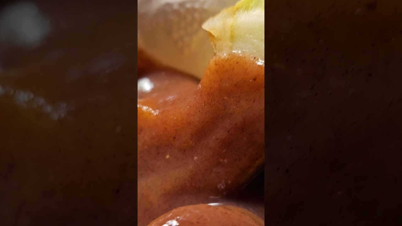 Yummy sliced green Apple with homemade dates and fig syrup 🍏