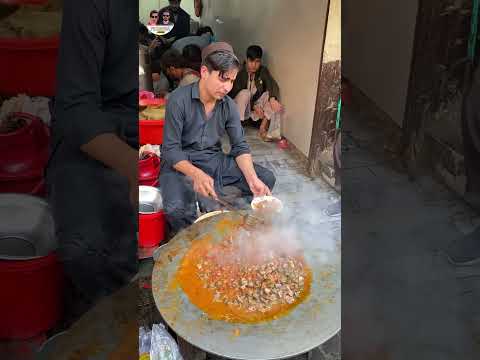 یہ قصہ خوانی بازار کا فیمس توا کلیجی سپاٹ جہاں یہ بچہ ۵ سال سے خود توا کلیجی بنا کر بیچ رہا ہے 